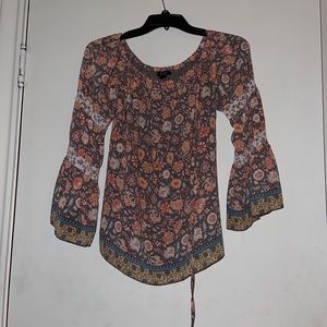 beautiful long sleeve nice top! Has gorgeous colored flowers all around size S.